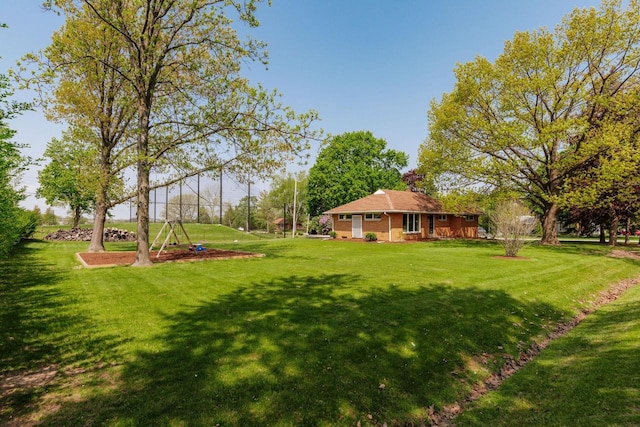 view of green lawn