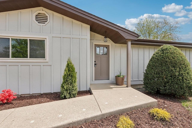 4012 25th Pl, Kenosha, WI 53144 - entrance to property with board and batten siding