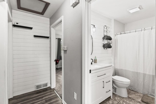632 Grove St, Portage, WI 53901 - full bathroom featuring vanity, toilet, and curtained shower