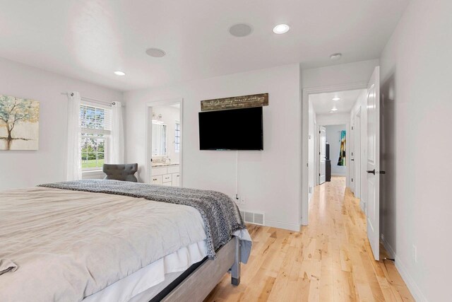 2074 Sandy Springs Rd, De Pere, WI 54115 - bedroom featuring light wood-style floors, recessed lighting, baseboards, and connected bathroom