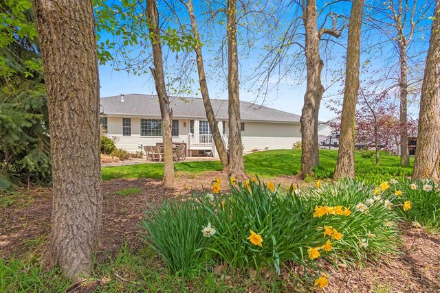 2074 Sandy Springs Rd, De Pere, WI 54115 - ranch-style home with a front yard