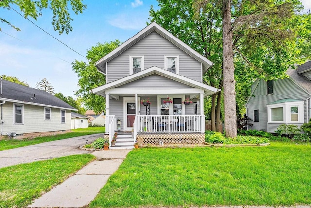 1333 W Lawrence St, Appleton, WI 54914 - american foursquare style home with a porch and a front lawn