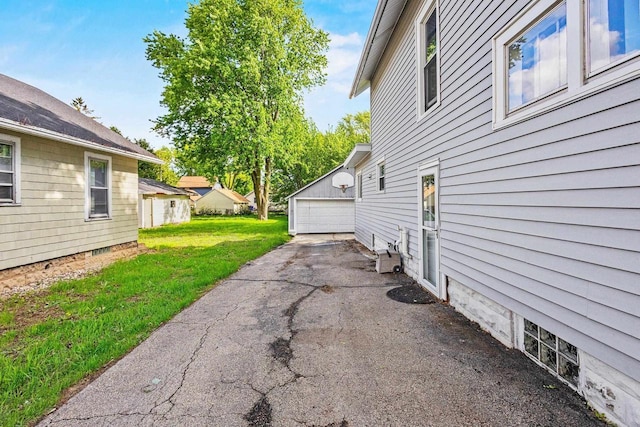 1333 W Lawrence St, Appleton, WI 54914 - view of grassy yard featuring a garage and an outdoor structure