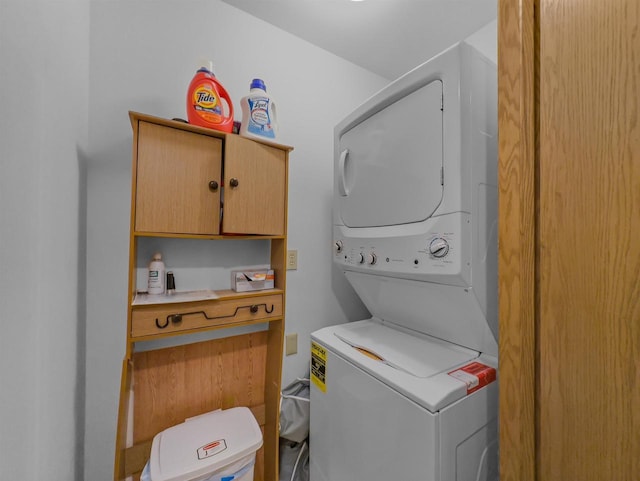 911 Fawn Ln, Port Edwards, WI 54469 - washroom with stacked washer / drying machine