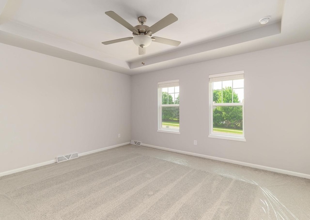 9120 Valley View Rd, Verona, WI 53593 - spare room featuring a raised ceiling, a smoke detector, light colored carpet, and a ceiling fan