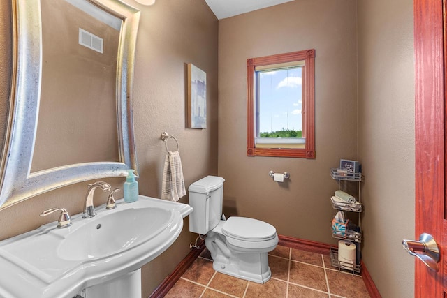 W5412 Bowe Ln, Fond Du Lac, WI 54937 - bathroom featuring baseboards, toilet, a sink, and tile patterned floors