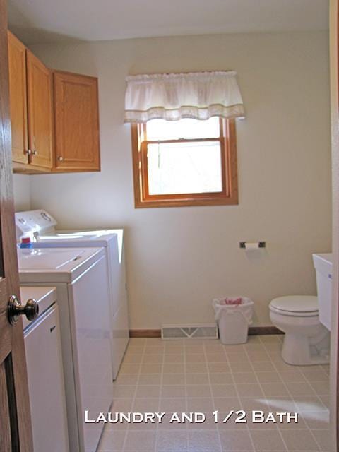 1060 Kamla Ct, Platteville, WI 53818 - laundry area with washer and clothes dryer and baseboards