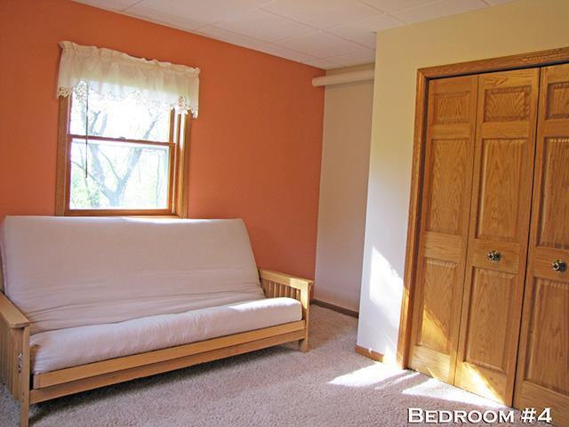 1060 Kamla Ct, Platteville, WI 53818 - sitting room featuring carpet