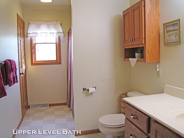 1060 Kamla Ct, Platteville, WI 53818 - full bath featuring vanity, toilet, tile patterned floors, and baseboards