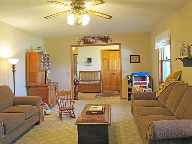 1060 Kamla Ct, Platteville, WI 53818 - living area with a ceiling fan