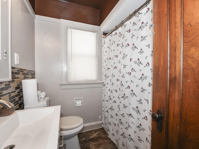 full bath featuring a sink, toilet, tasteful backsplash, and a shower with shower curtain