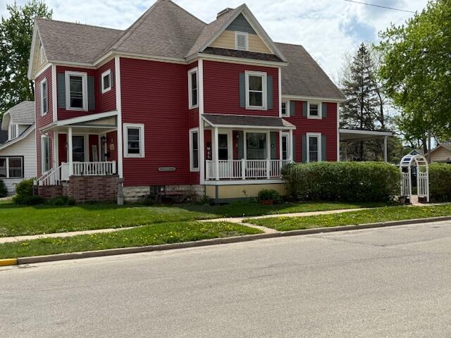 400 S Water St, Sparta, WI 54656 - view of front facade featuring covered porch and a front lawn