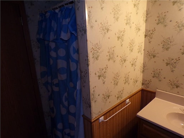 3212 Venus Ave, Eau Claire, WI 54703 - bathroom with wainscoting, vanity, and curtained shower
