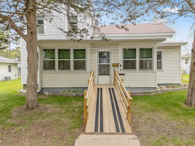 407 E Franklin St, Portage, WI 53901 - view of front of property with central AC and a front yard
