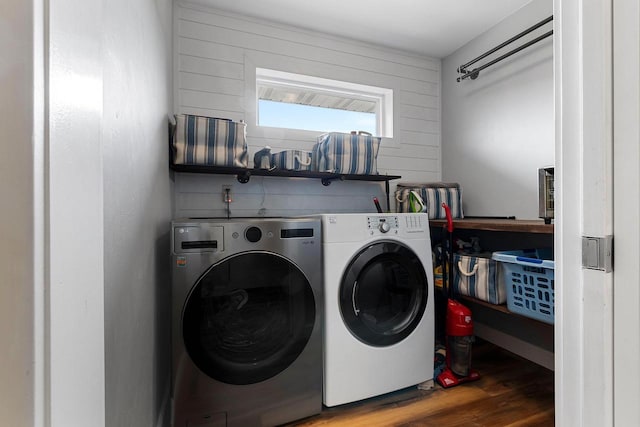 3410 Tulip Trl, Appleton, WI 54913 - laundry area featuring washing machine and dryer and wood finished floors