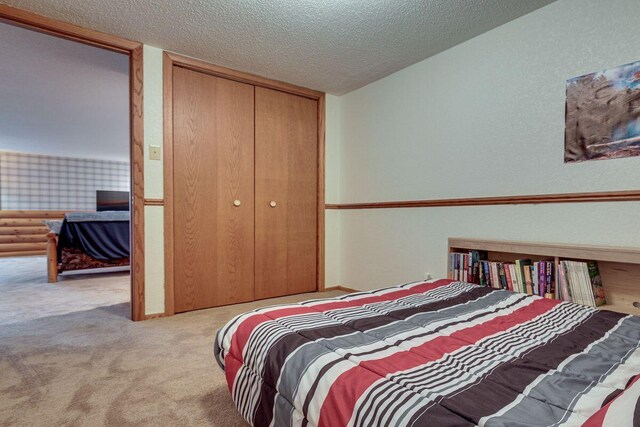 1948 Wild Life Ln, Eagle River, WI 54521 - carpeted bedroom featuring a textured ceiling and a closet