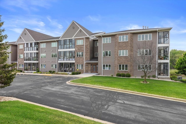 267 Oconomowoc Pkwy, Oconomowoc, WI 53066 - view of property featuring uncovered parking