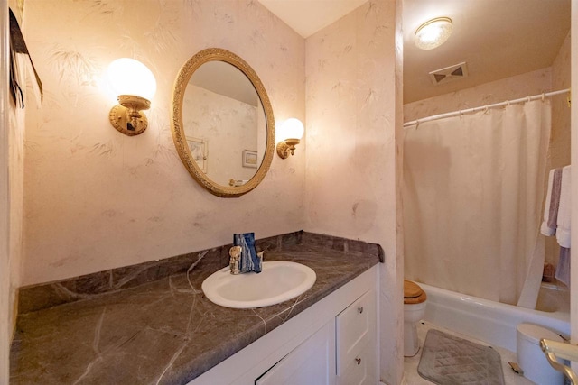 14 Golf Course Rd, Madison, WI 53704 - full bath featuring toilet, wallpapered walls, vanity, and shower / tub combo with curtain