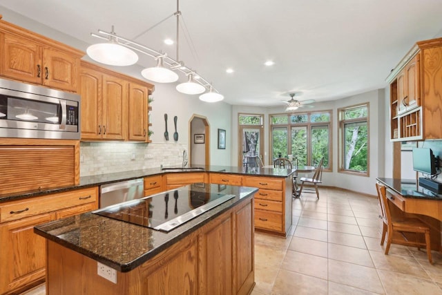 1816 Blue Ridge Trl, Waunakee, WI 53597 - kitchen with stainless steel appliances, a sink, a peninsula, tasteful backsplash, and arched walkways