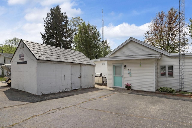 W5229 Surfwood Dr Unit 3B, Elkhorn, WI 53121 - garage featuring a storage shed