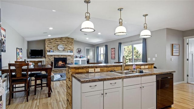3312 White Oak Ln, Eau Claire, WI 54703 - kitchen featuring dishwashing machine, a sink, light wood-type flooring, vaulted ceiling, and a kitchen island with sink