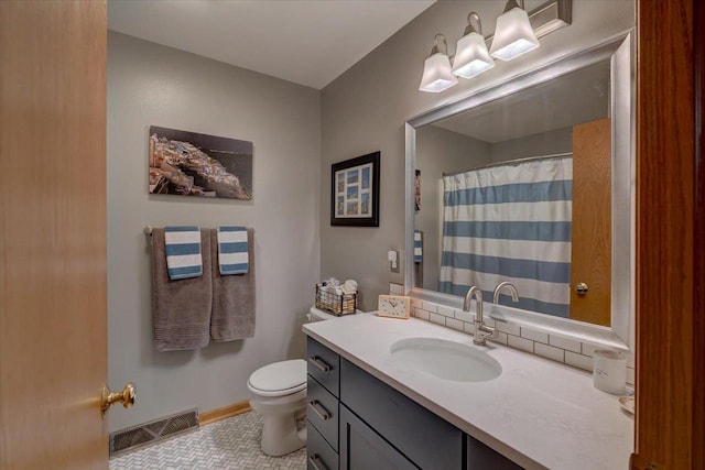 2330 Mica Rd, Madison, WI 53719 - full bathroom featuring vanity, toilet, baseboards, tile patterned flooring, and curtained shower