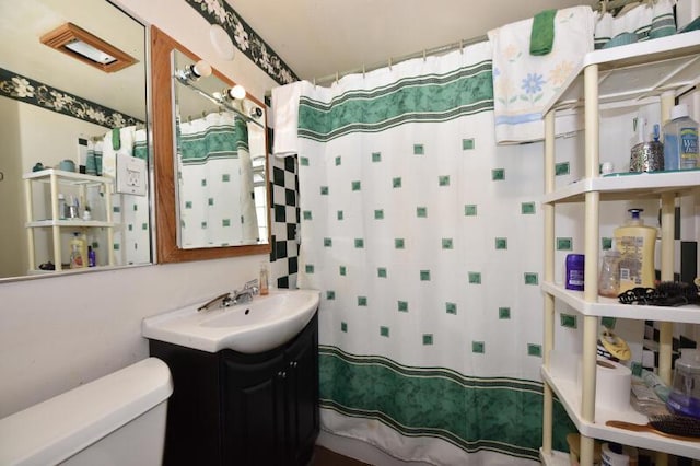 full bath featuring toilet, vanity, and a shower with shower curtain