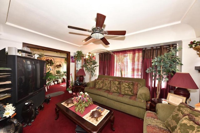 carpeted living room featuring ceiling fan