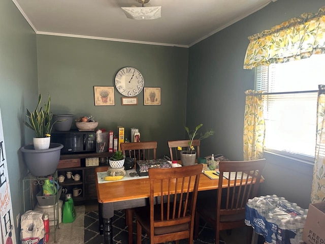 533 High Ave, Oshkosh, WI 54901 - dining space with ornamental molding