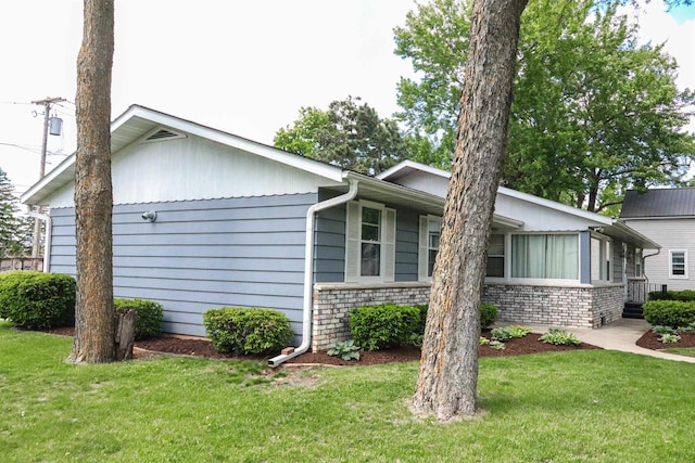 1007 Franklin St, Sauk City, WI 53583 - view of side of property with a yard