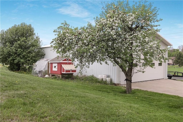 W4505 890th Ave, Baldwin, WI 54002 - view of grassy yard featuring concrete driveway and a garage