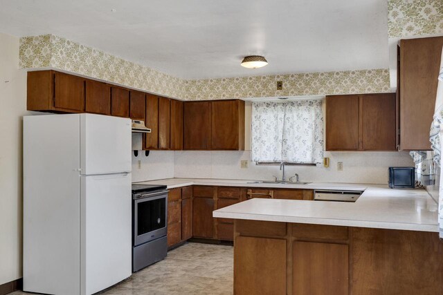 2530 Onalaska Ave, La Crosse, WI 54603 - kitchen featuring freestanding refrigerator, electric stove, a peninsula, and light countertops