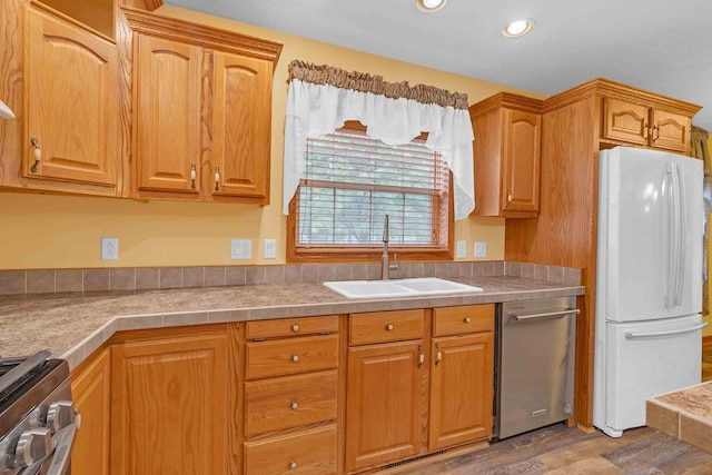 618 Little Fawn Dr, Nekoosa, WI 54457 - kitchen featuring stainless steel appliances, a sink, light wood-type flooring, light countertops, and recessed lighting
