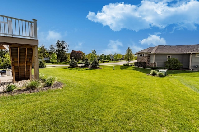 W239N7521 High Ridge Dr, Sussex, WI 53089 - view of grassy yard featuring a balcony