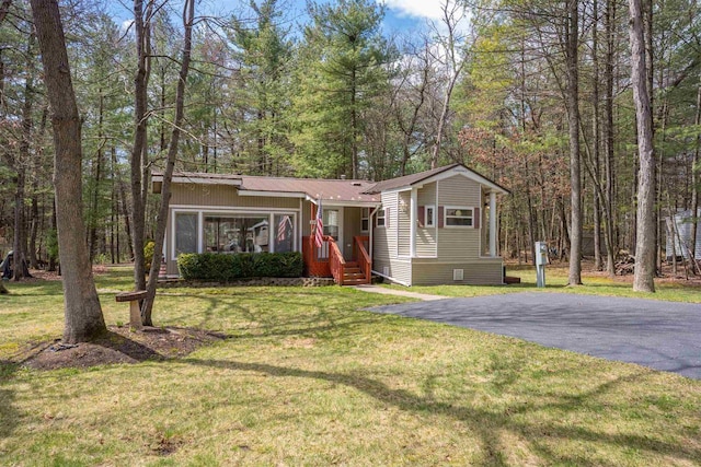 134 Glen View Dr Unit 44, Wisconsin Dells, WI 53965 - view of front of home with a front yard, metal roof, and asphalt driveway