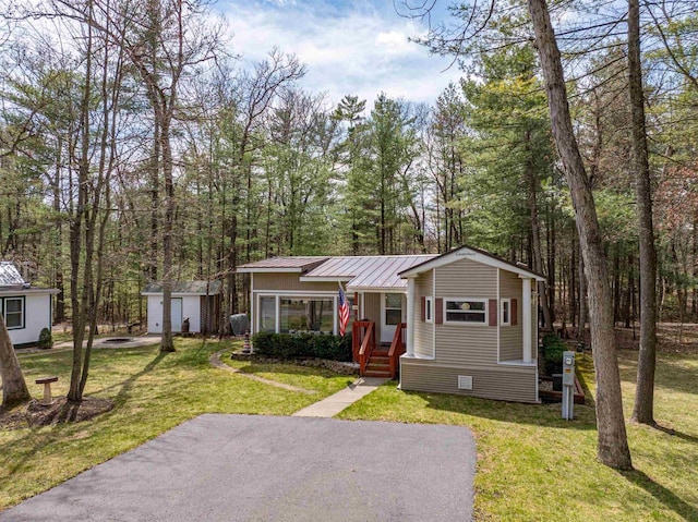134 Glen View Dr Unit 44, Wisconsin Dells, WI 53965 - view of front of home with a front lawn, an outbuilding, and metal roof
