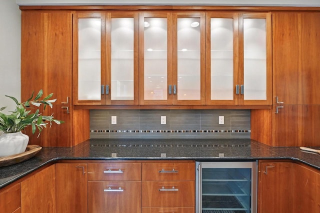 1420 N Astor St, Milwaukee, WI 53202 - bar featuring beverage cooler and backsplash