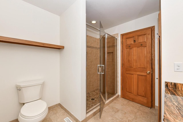 884 Joshua Ct, Pewaukee, WI 53072 - full bath featuring a shower stall, toilet, and baseboards