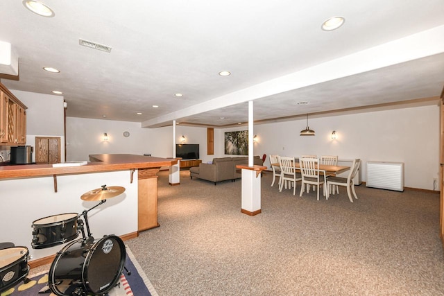 884 Joshua Ct, Pewaukee, WI 53072 - kitchen with a peninsula, recessed lighting, baseboards, light colored carpet, and a breakfast bar