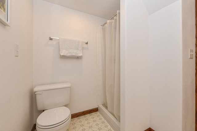 884 Joshua Ct, Pewaukee, WI 53072 - full bath featuring toilet, baseboards, tile patterned floors, and curtained shower