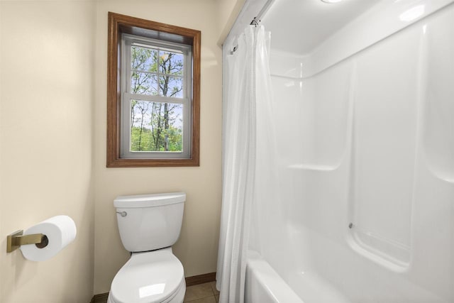 4700 Beaver Dam Rd, Stevens Point, WI 54482 - bathroom featuring toilet, baseboards, tile patterned flooring, and shower / tub combo with curtain