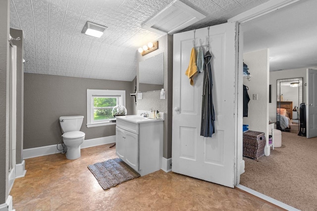 W13491 Reeds Corners Rd, Ripon, WI 54971 - ensuite bathroom featuring vanity, toilet, baseboards, and an ornate ceiling