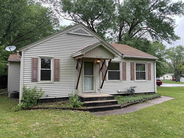 2107 W Grand Ave, Beloit, WI 53511 - bungalow-style house with a front lawn