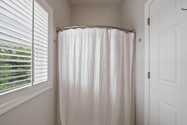 485 Mill St, Fontana, WI 53125 - full bath with curtained shower