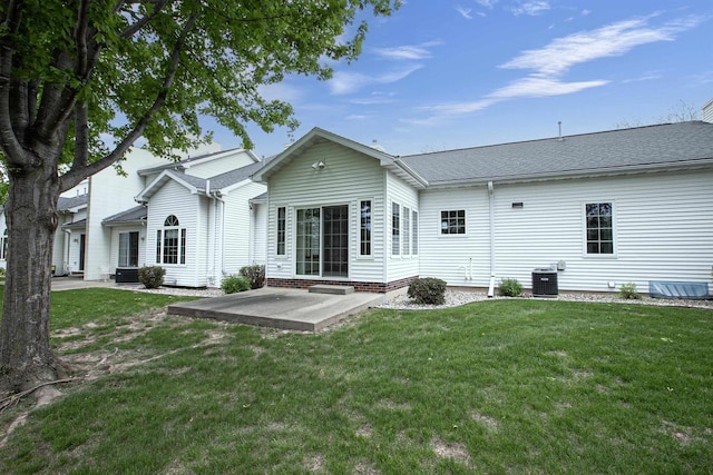 3205 N Mistwood Ln, Appleton, WI 54914 - back of house featuring a patio area, a yard, and central AC