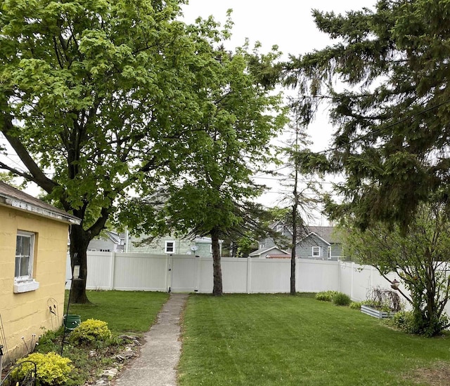 816 Gladstone St, Marinette, WI 54143 - view of yard