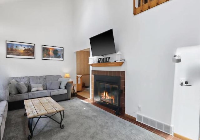 400 Old Indian Trl, Deforest, WI 53532 - living room featuring a fireplace with flush hearth and a high ceiling