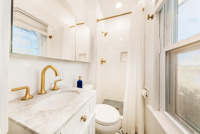 W6641 N Lakeshore Dr, Elkhorn, WI 53121 - bathroom featuring a tile shower, toilet, and vanity