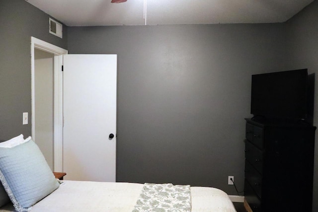 811 Spruce Dr, La Crescent, MN 55947 - bedroom featuring ceiling fan