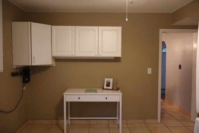 811 Spruce Dr, La Crescent, MN 55947 - laundry area with light tile patterned flooring and baseboards